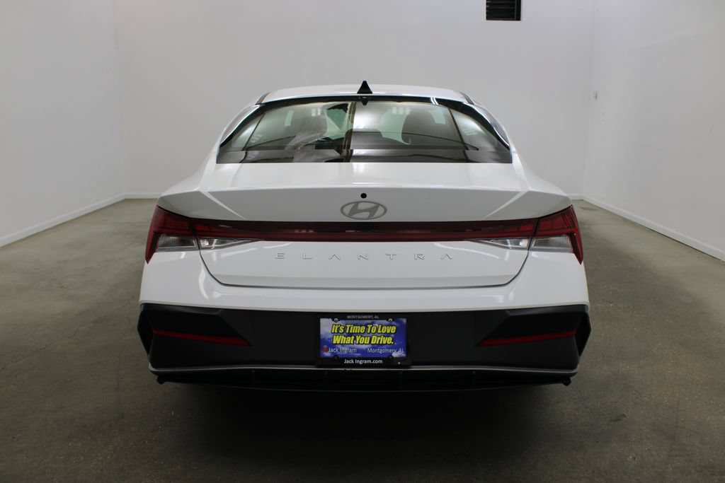 Used 2025 Hyundai Elantra SEL FWD image 4