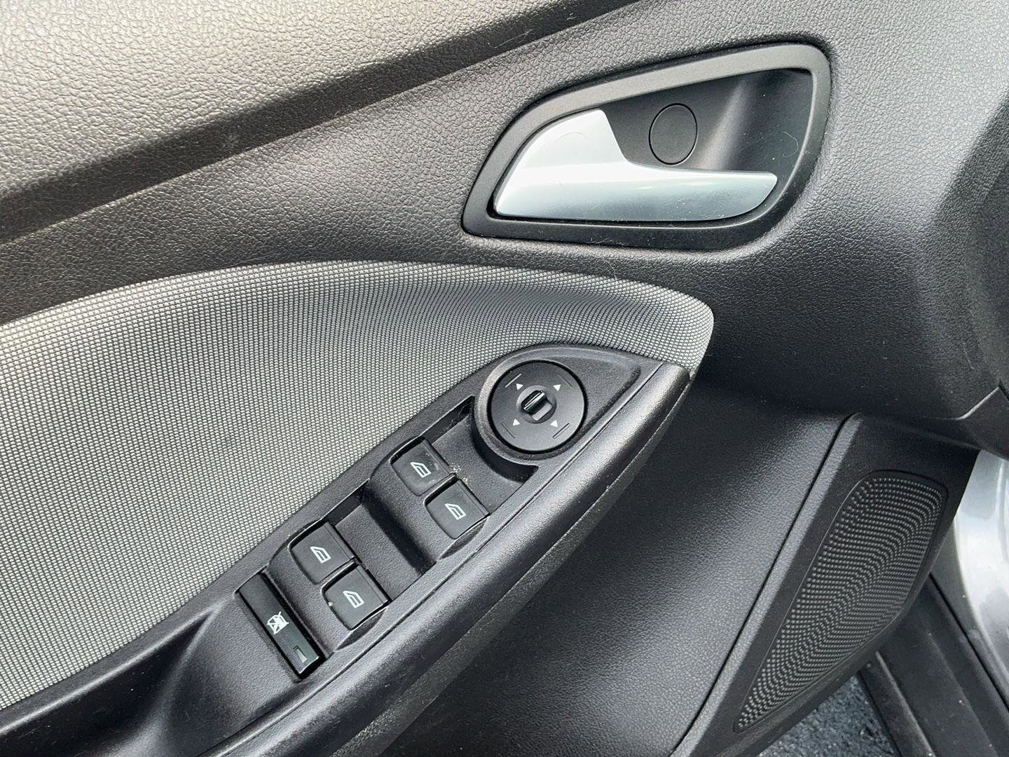 Used 2013 Ford Focus SE w/ SE Winter Pkg FWD image 15