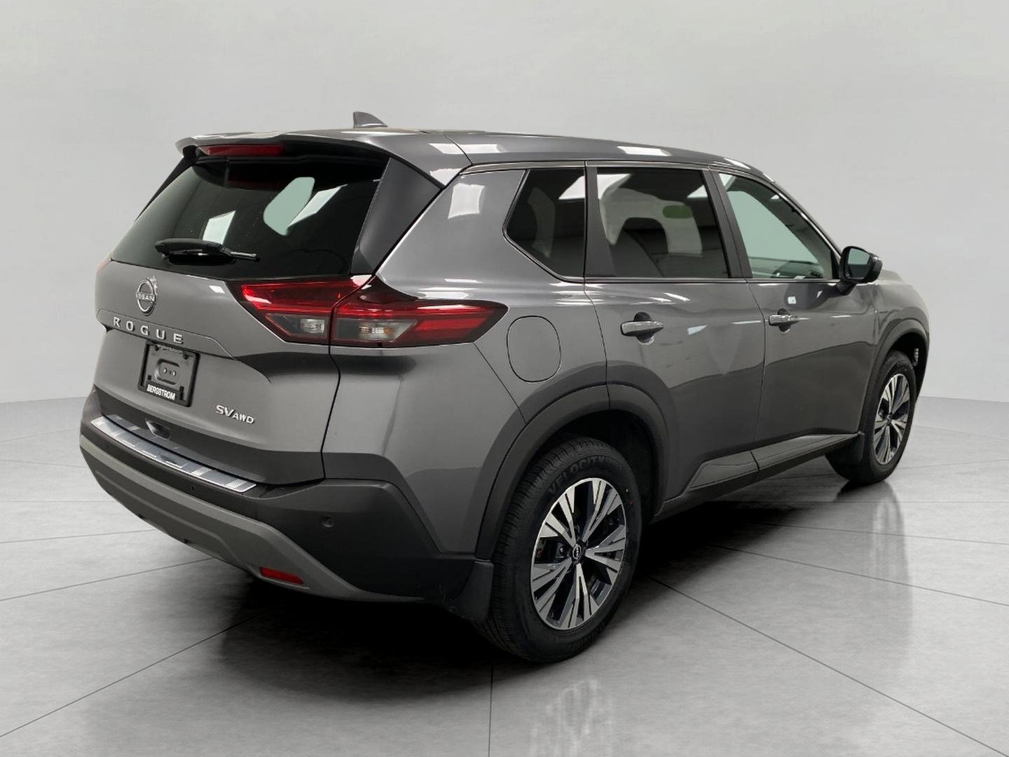 Used 2023 Nissan Rogue SV image 3