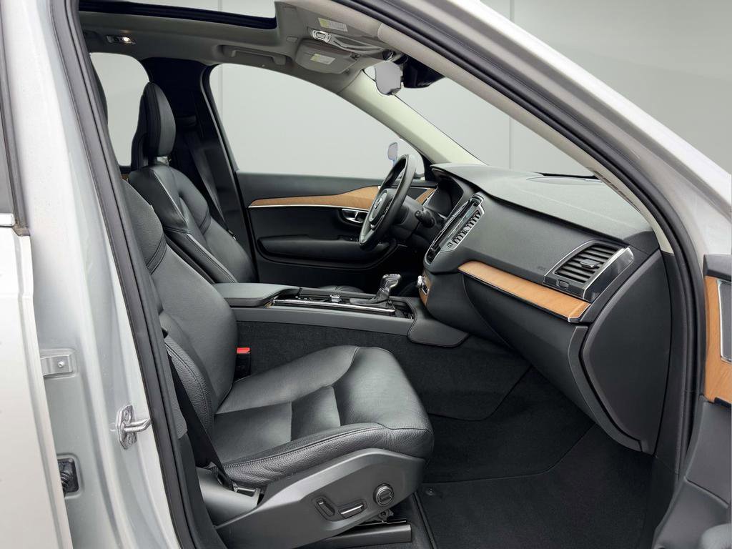 Used 2022 Volvo XC90 T5 Momentum w/ Climate Package FWD image 11