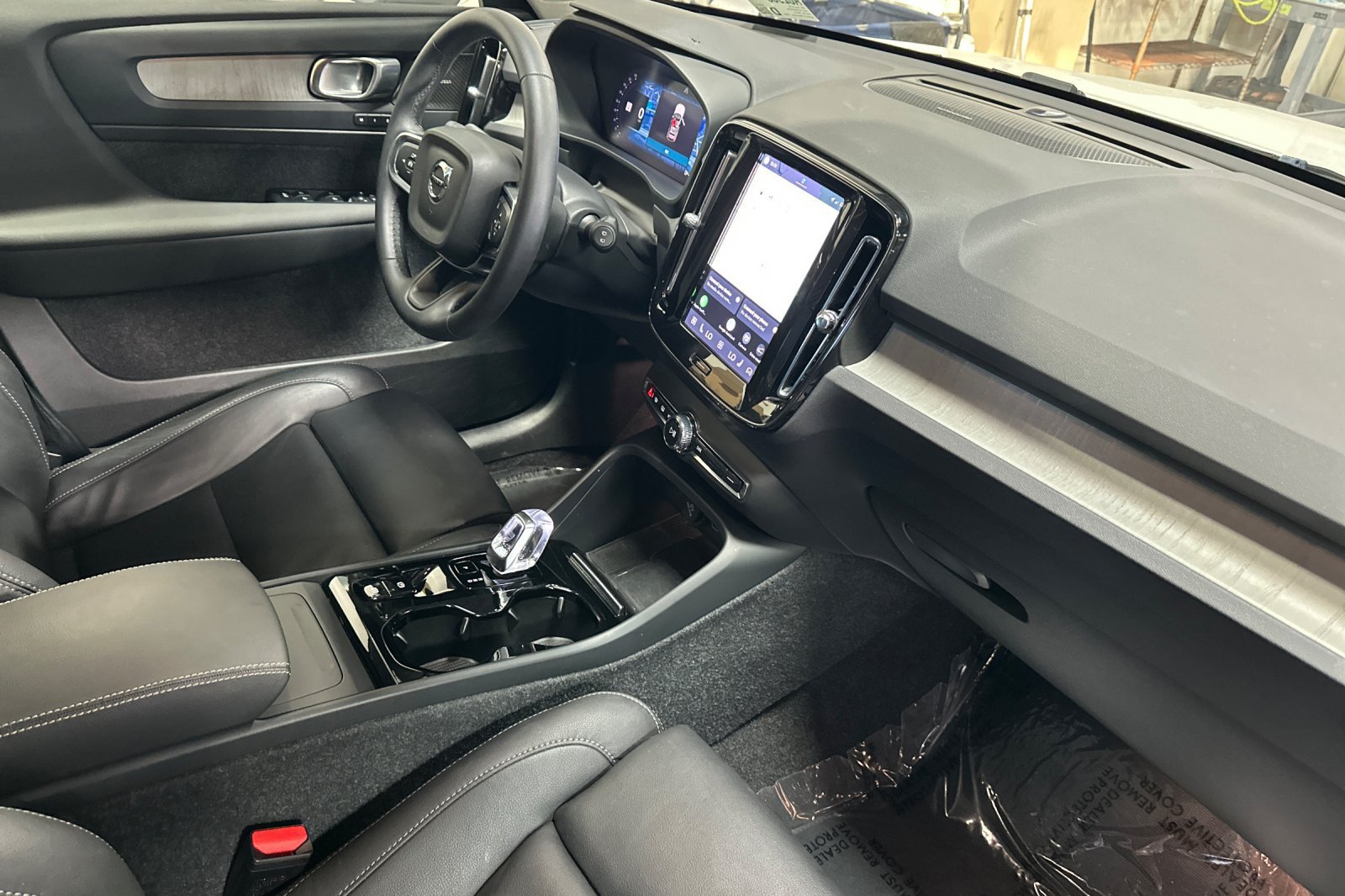 Certified 2025 Volvo XC40 B5 Ultra AWD/4WD image 19