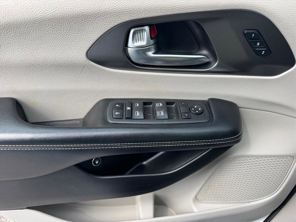 Used 2022 Chrysler Pacifica Touring-L FWD image 20