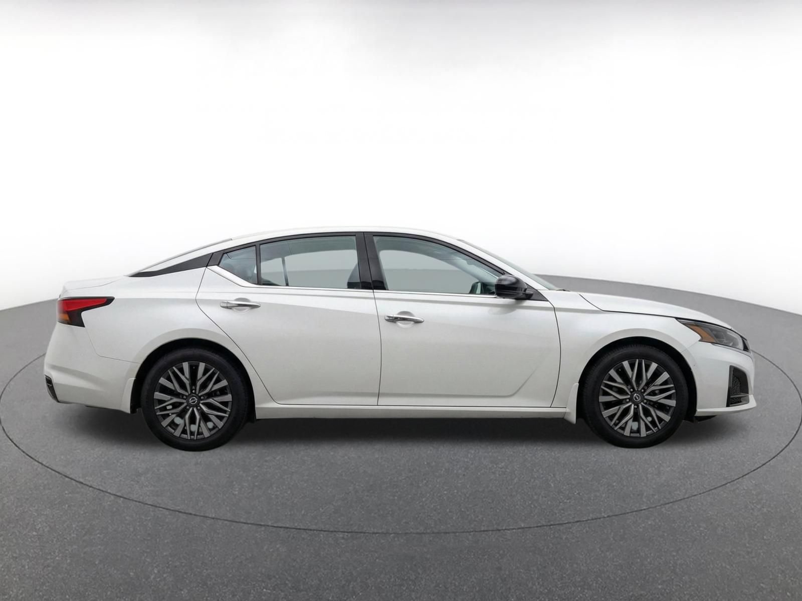 Used 2025 Nissan Altima 2.5 SV FWD image 8