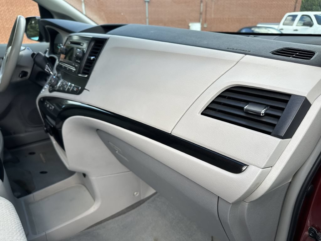 Used 2014 Toyota Sienna LE FWD image 21
