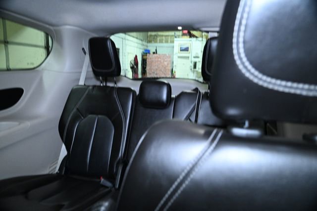 Used 2023 Chrysler Pacifica Touring-L image 38