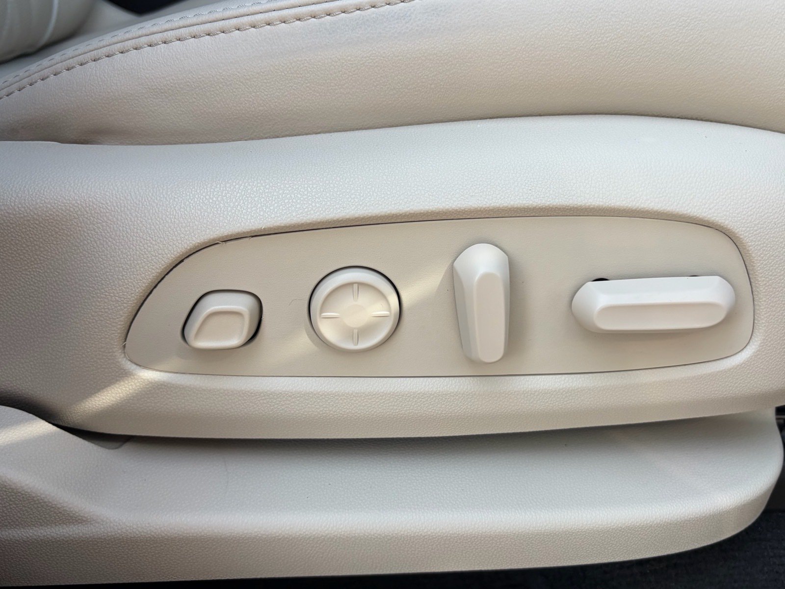 Used 2024 Buick Enclave Avenir w/ Trailering Package, 5000 lbs. FWD image 38