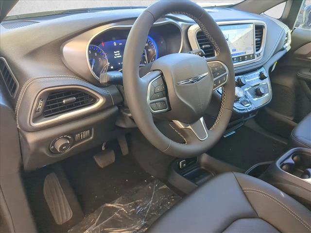 New 2026 Chrysler Pacifica Select image 3