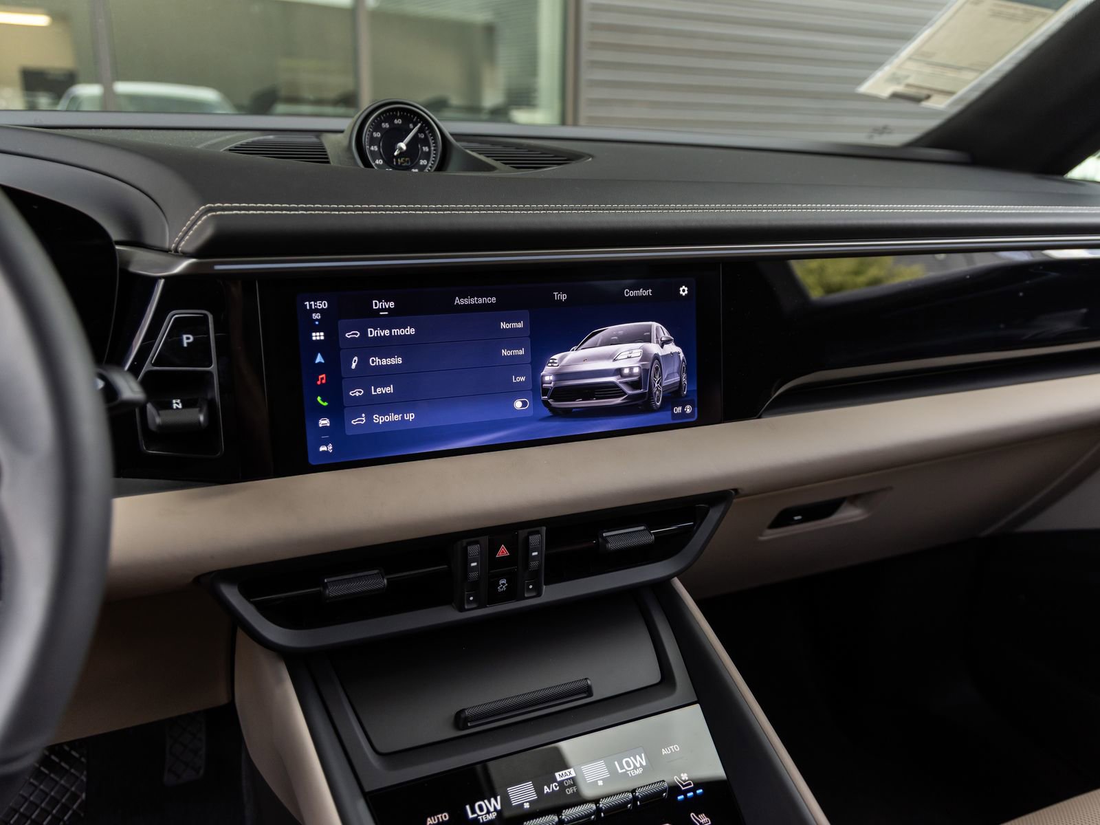 Certified 2025 Porsche Macan Electric image 27