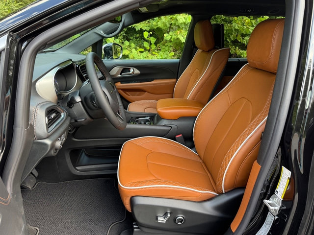 New 2026 Chrysler Pacifica Pinnacle w/ Trailer Tow Group image 12