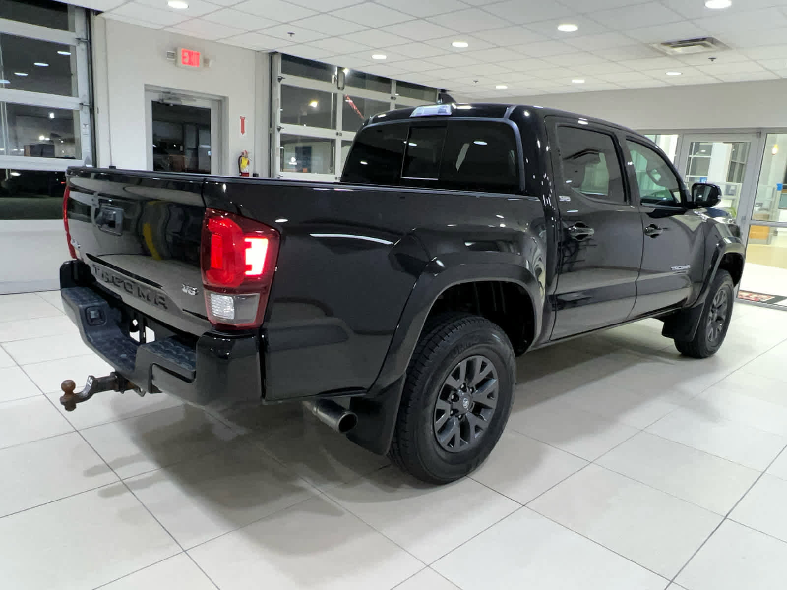 Used 2022 Toyota Tacoma SR5 w/ Technology Package image 12