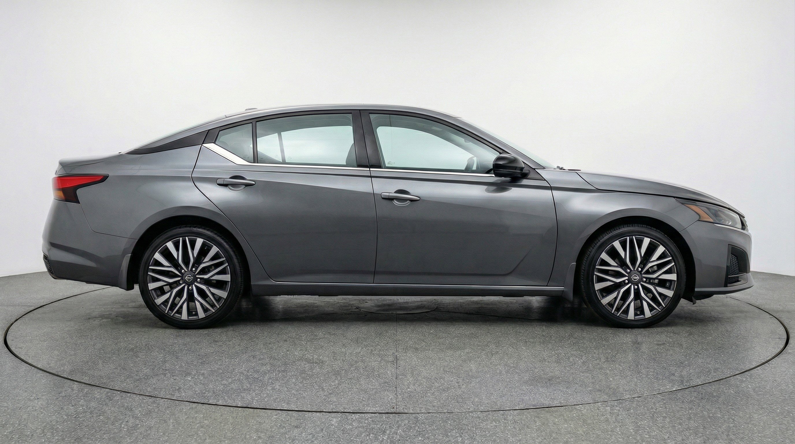 Used 2025 Nissan Altima 2.5 SV FWD image 11