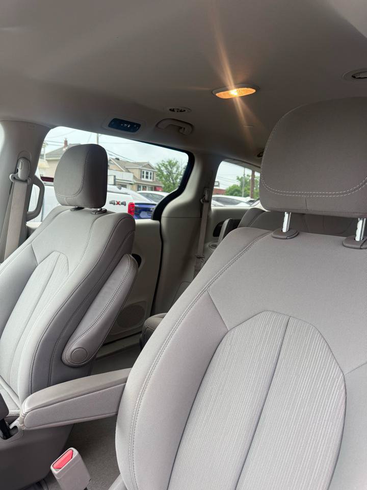 Used 2018 Chrysler Pacifica L FWD image 14