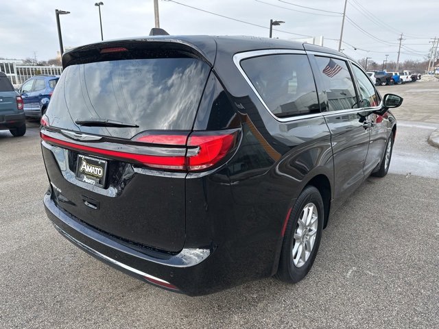 Used 2024 Chrysler Pacifica Touring-L image 6
