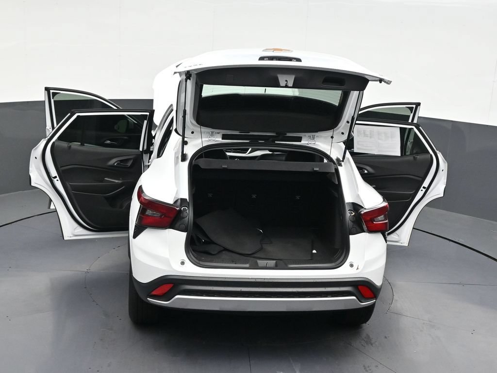 Used 2025 Chevrolet Trax LT FWD image 35