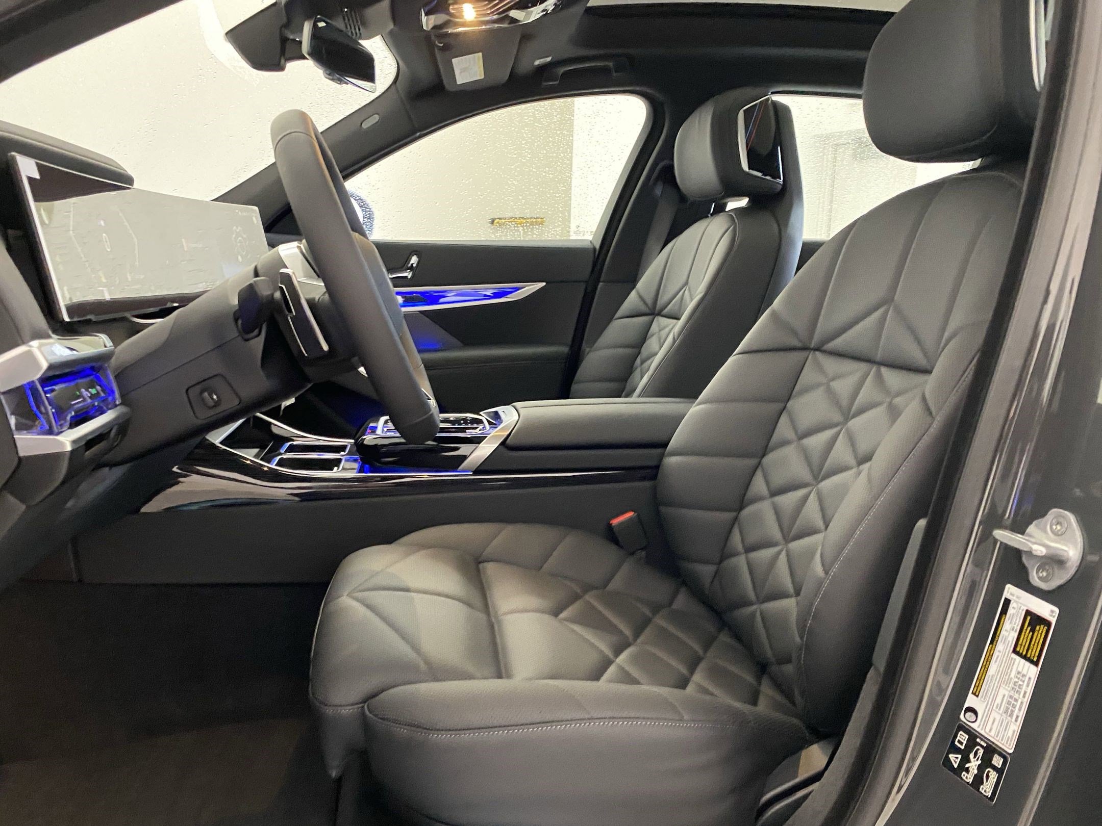 Used 2025 BMW 740i xDrive image 4