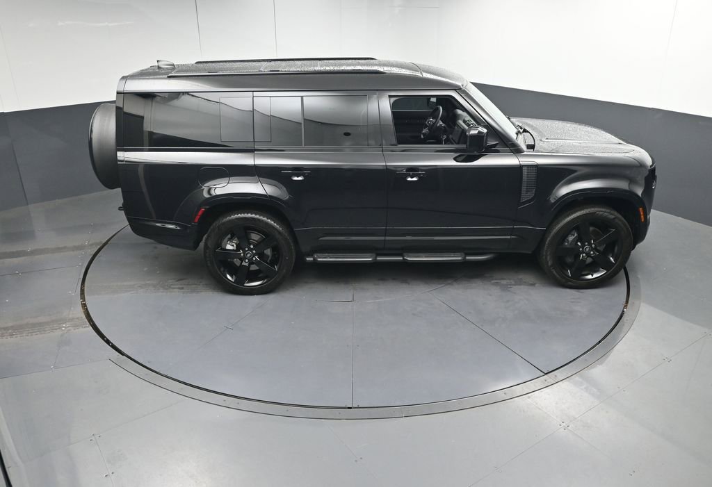 Used 2025 Land Rover Defender 130 X-Dynamic SE AWD/4WD image 36