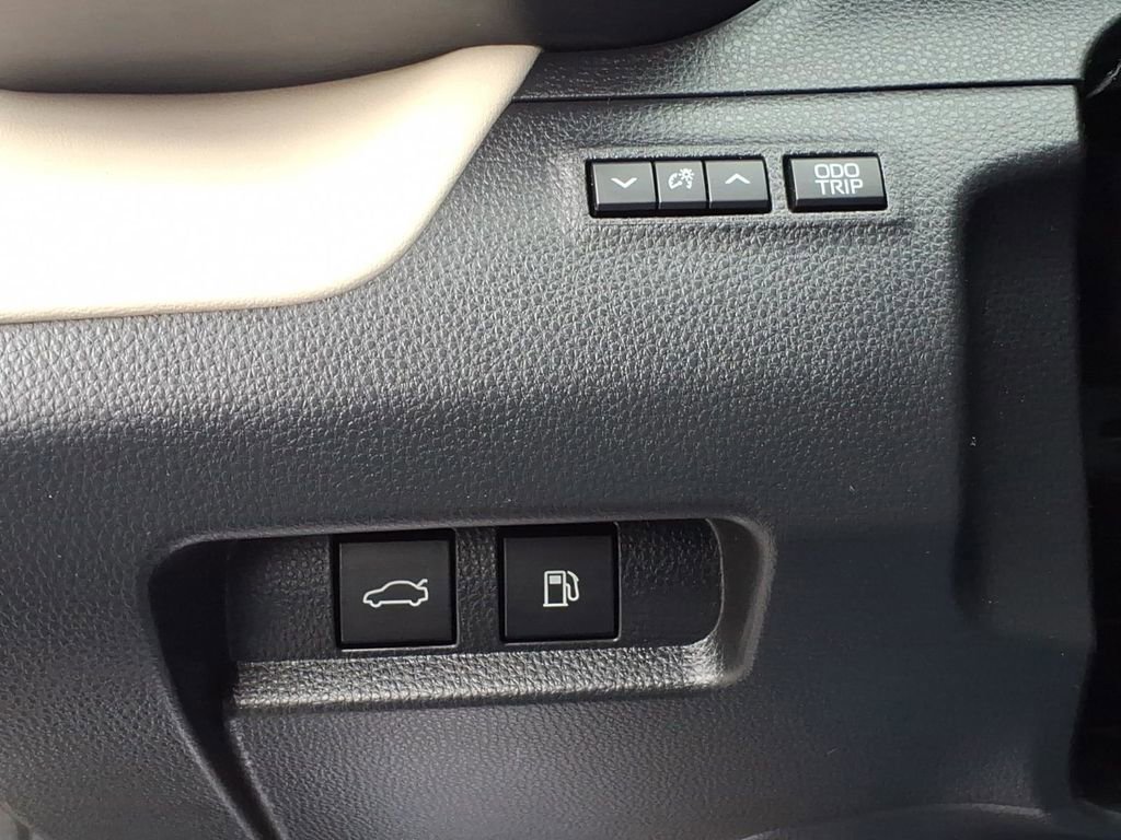 Used 2025 Toyota Crown Limited w/ Advanced Technology Package image 17