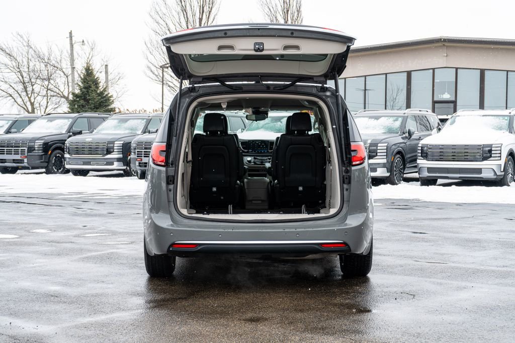 Used 2023 Chrysler Pacifica Touring-L image 11