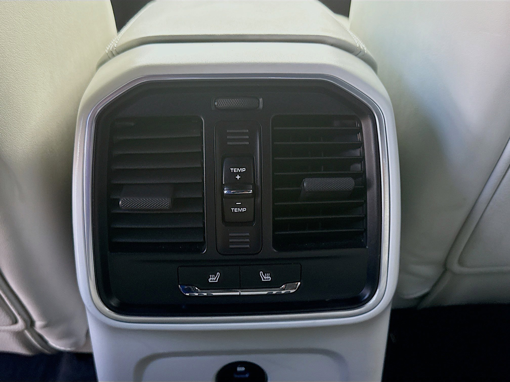 Used 2022 Porsche Macan w/ Premium Package Plus image 22