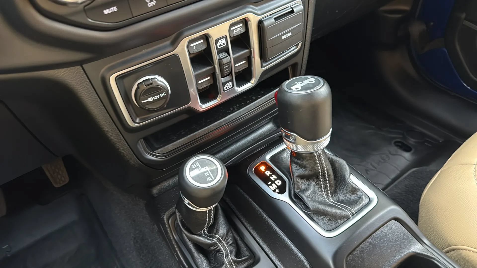 Used 2018 Jeep Wrangler Unlimited Sahara AWD/4WD image 29