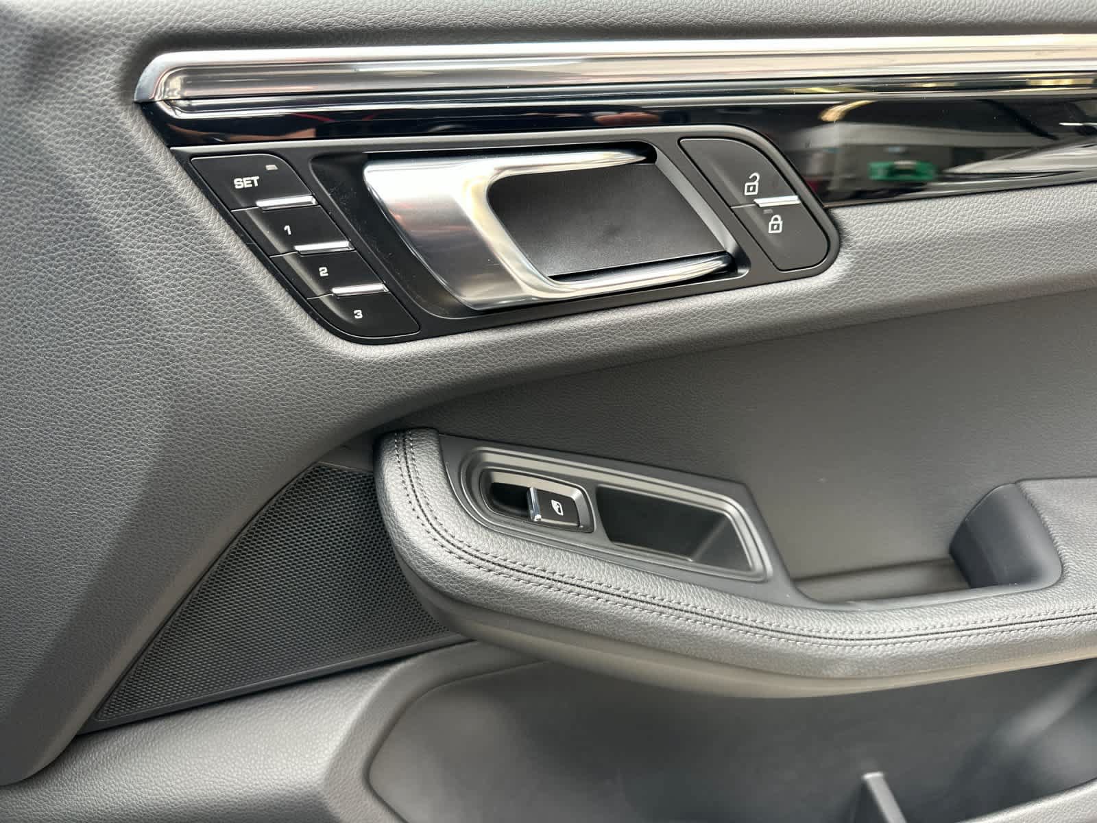 Certified 2025 Porsche Macan AWD/4WD image 19