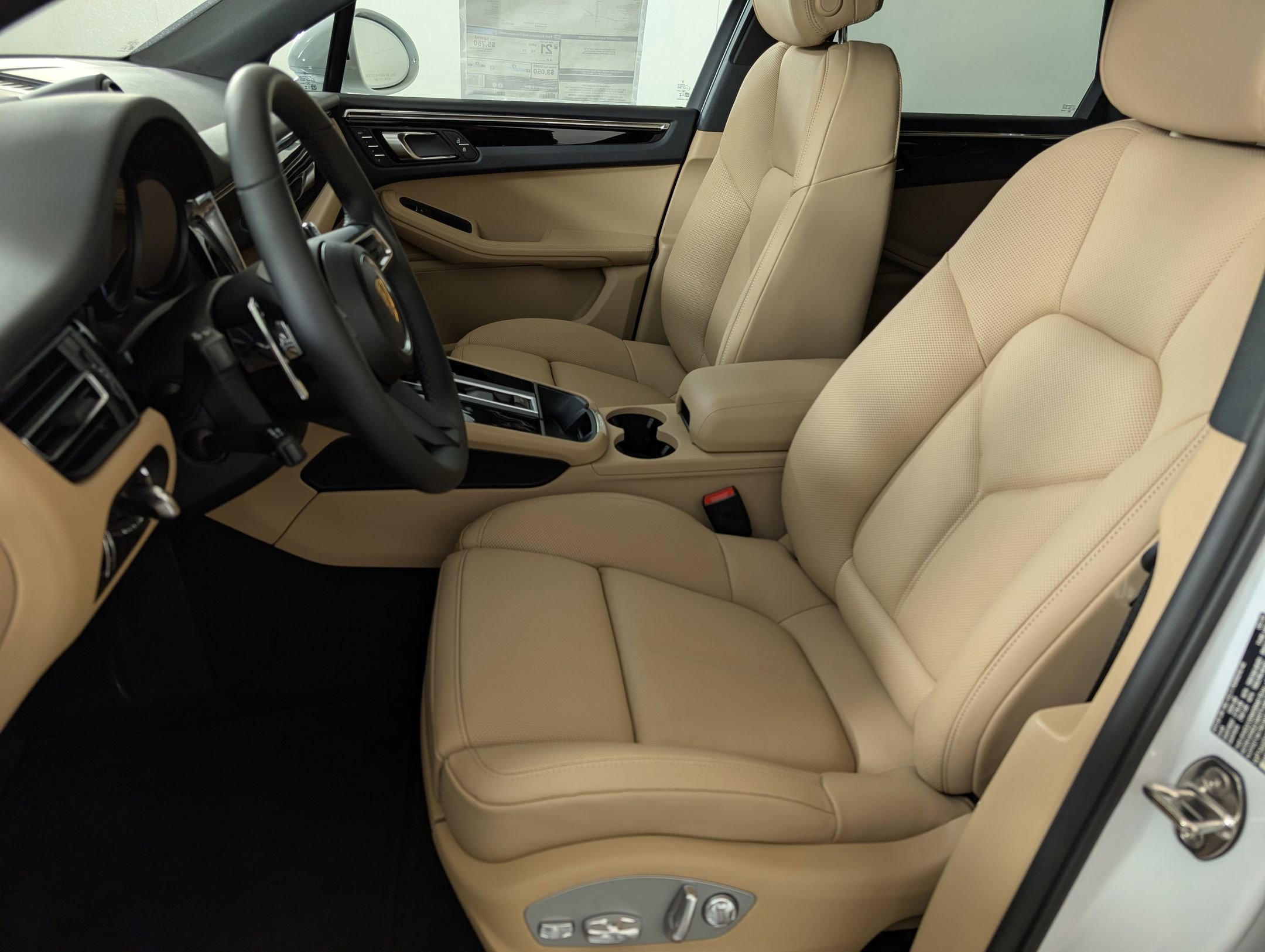 Certified 2025 Porsche Macan image 5