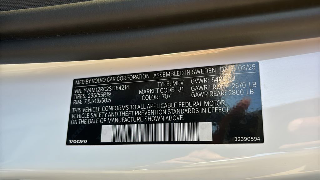 Certified 2025 Volvo XC60 B5 Plus AWD/4WD image 33