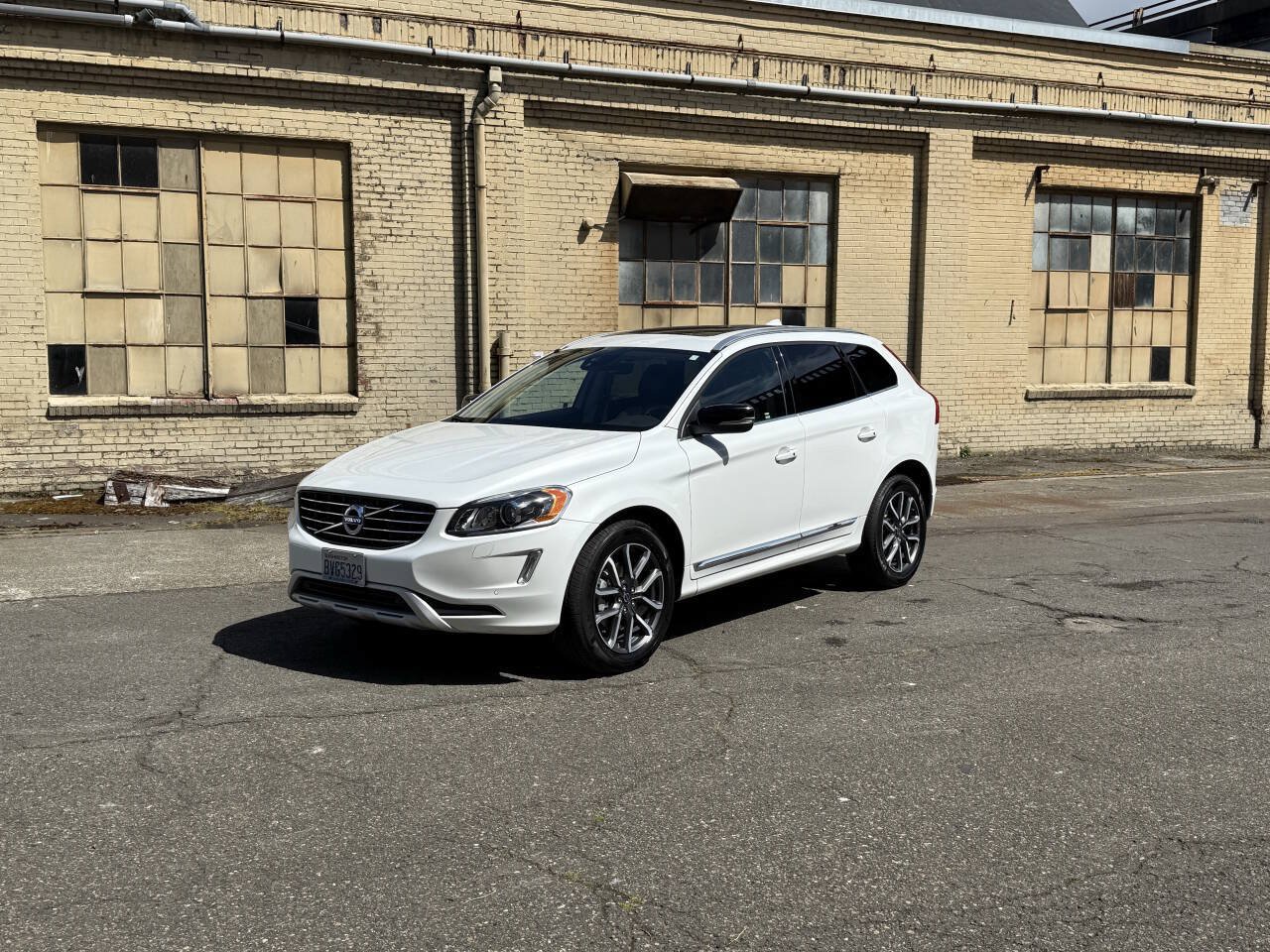 Used 2017 Volvo XC60 T6 Dynamic w/ Preferred Option Package AWD/4WD image 2