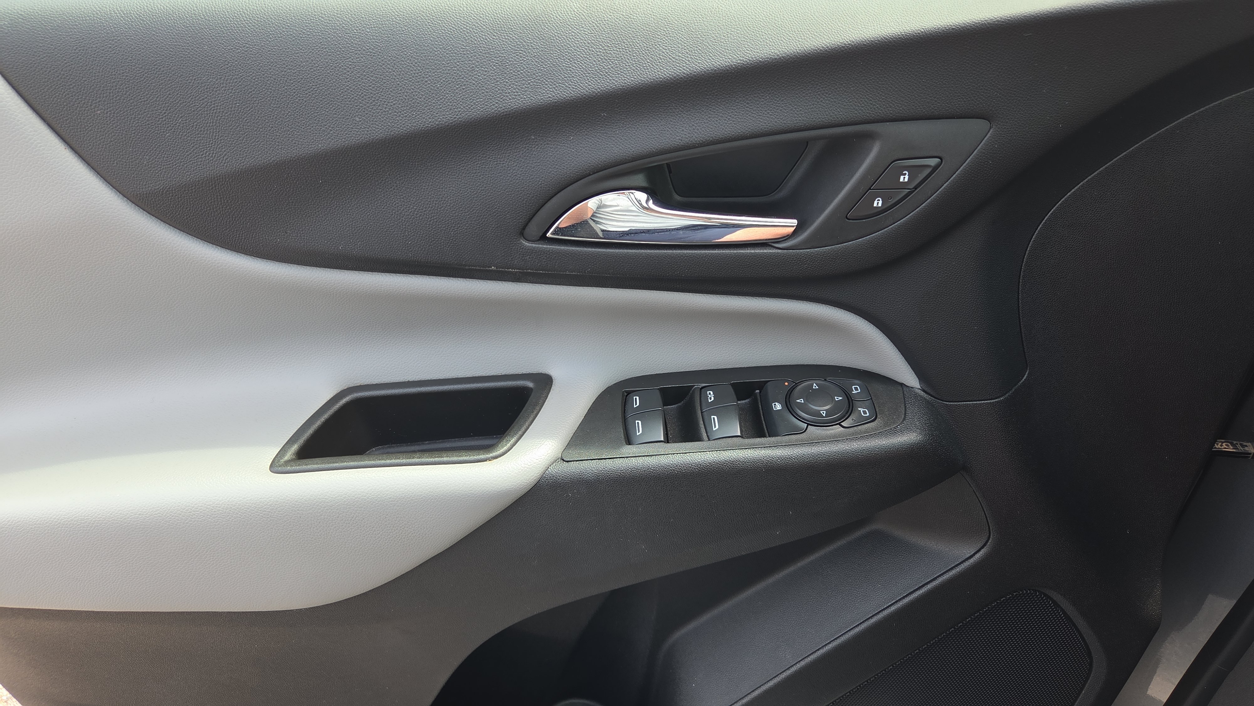 Used 2023 Chevrolet Equinox LS w/ Sport Edition FWD image 17