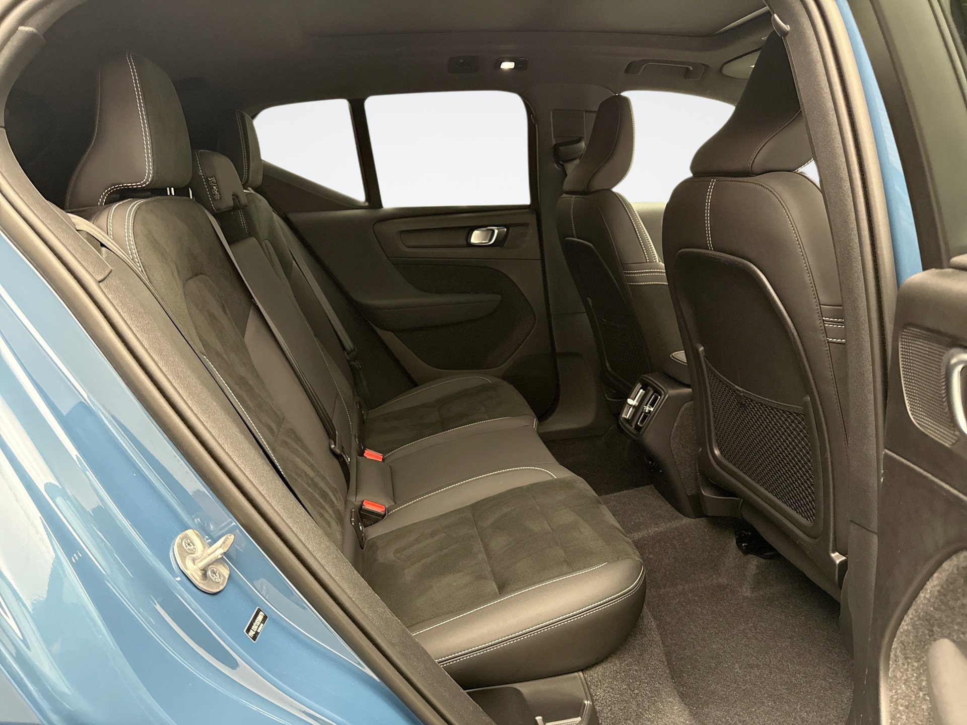 Used 2025 Volvo XC40 B5 Plus image 19