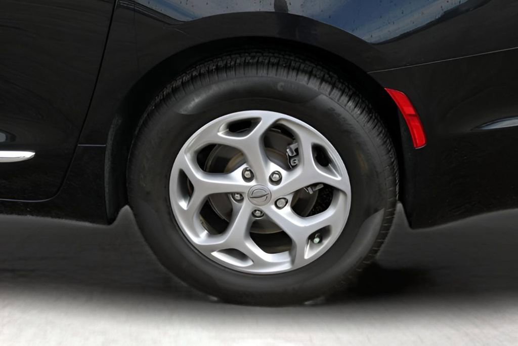 Used 2023 Chrysler Pacifica Limited image 9