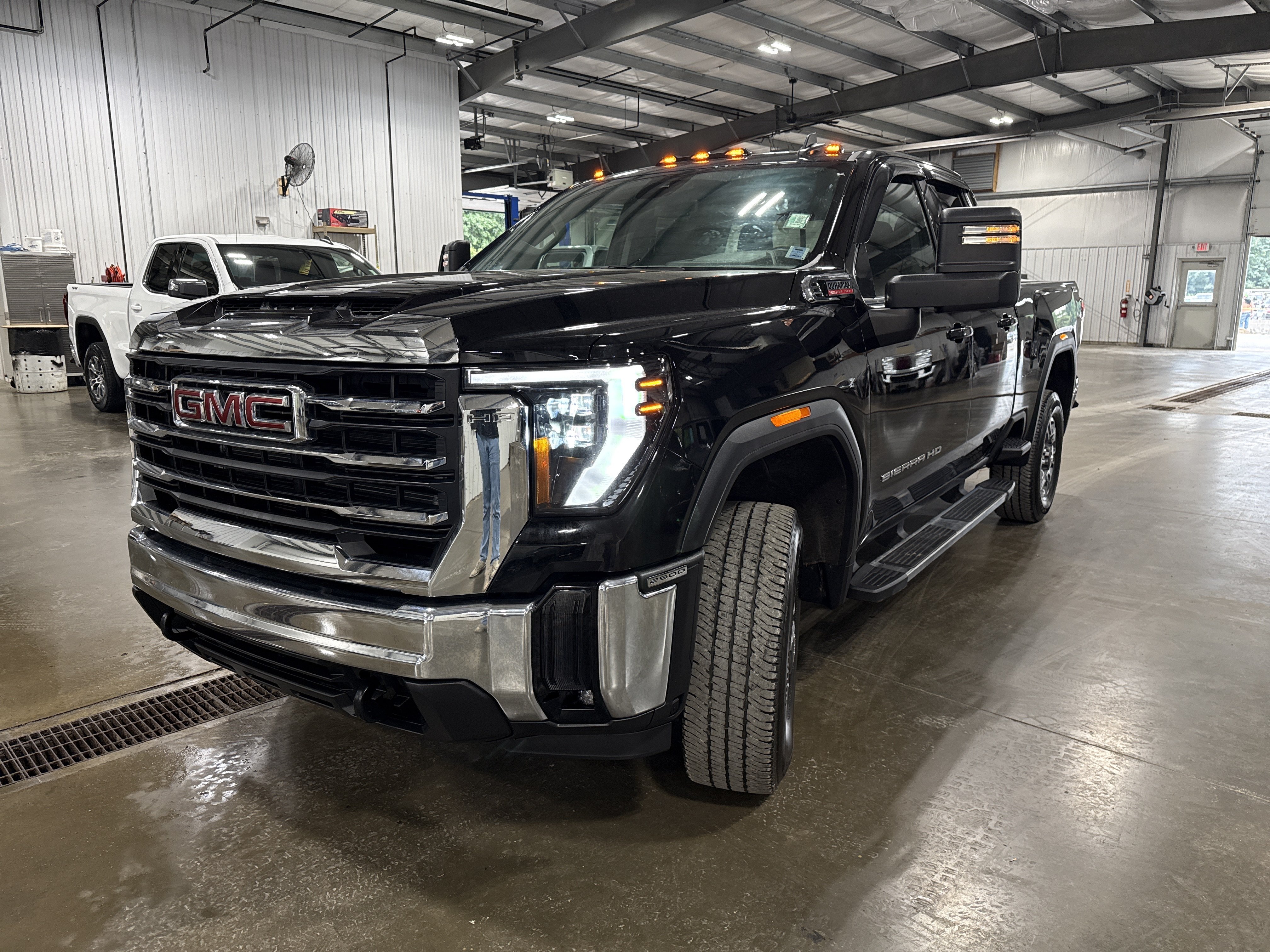 Used 2025 GMC Sierra 2500 SLE w/ Preferred Package AWD/4WD image 6