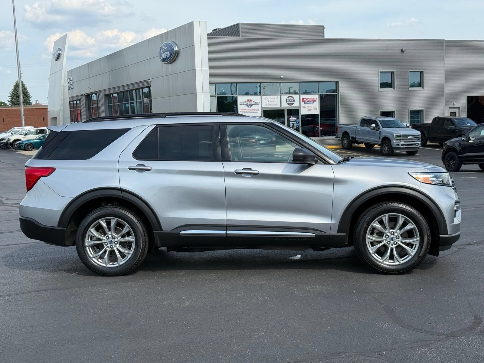 Used 2024 Ford Explorer XLT w/ Equipment Group 202A AWD/4WD image 3