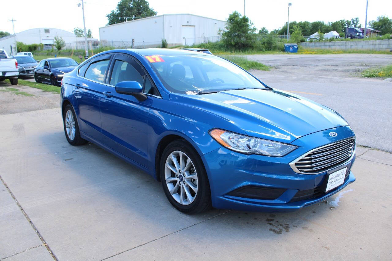 Used 2017 Ford Fusion SE w/ Fusion SE Technology Package FWD image 4