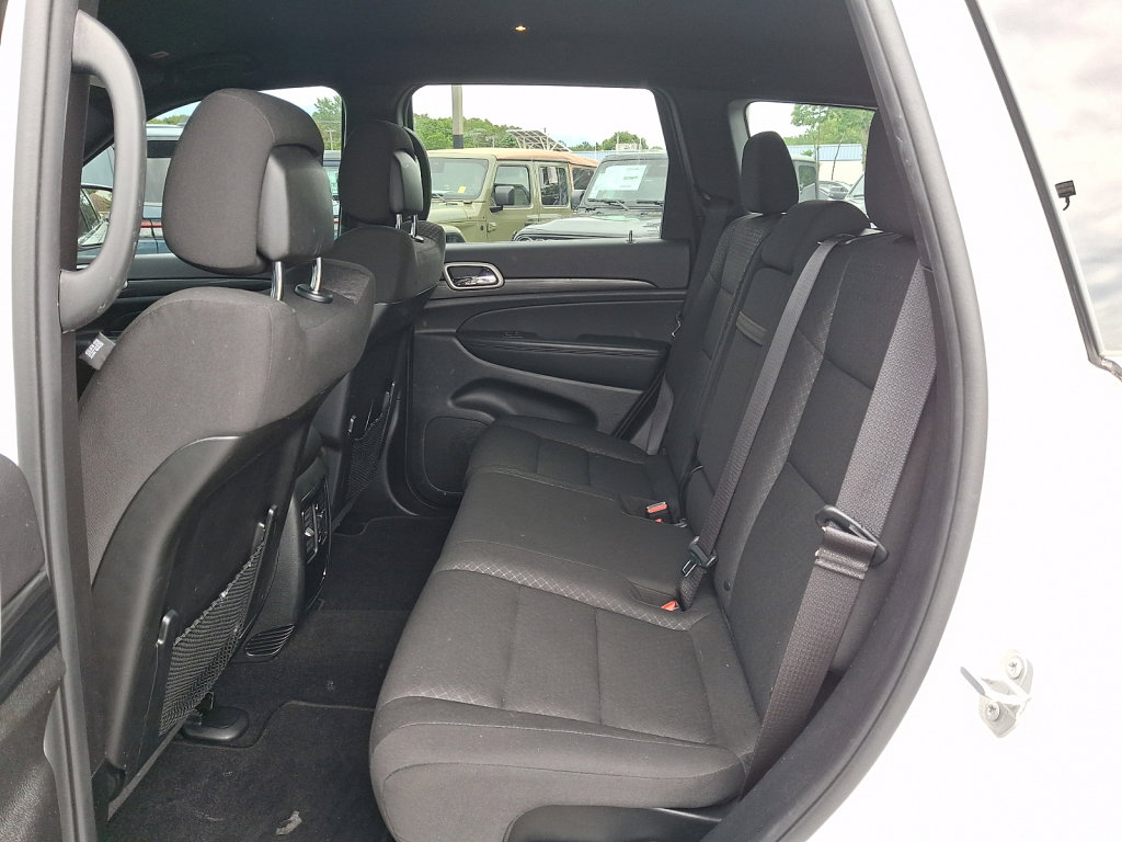 Used 2021 Jeep Grand Cherokee Laredo AWD/4WD image 18
