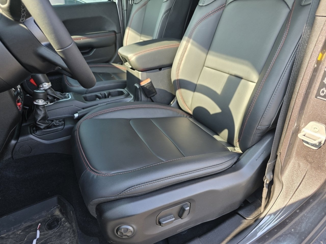 Used 2025 Jeep Wrangler Unlimited Rubicon AWD/4WD image 16