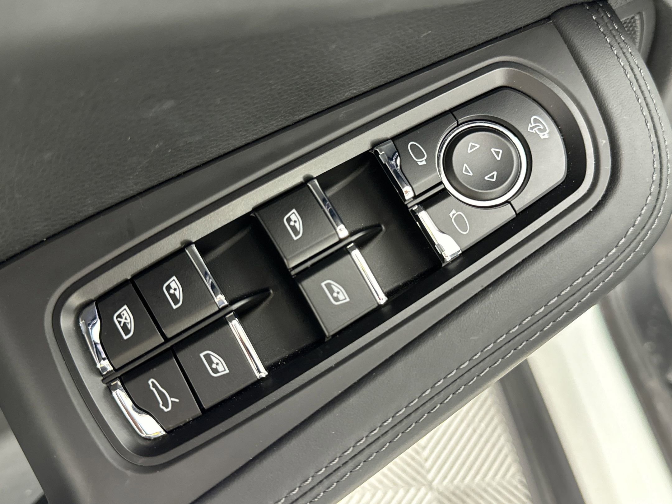 Certified 2025 Porsche Macan image 13