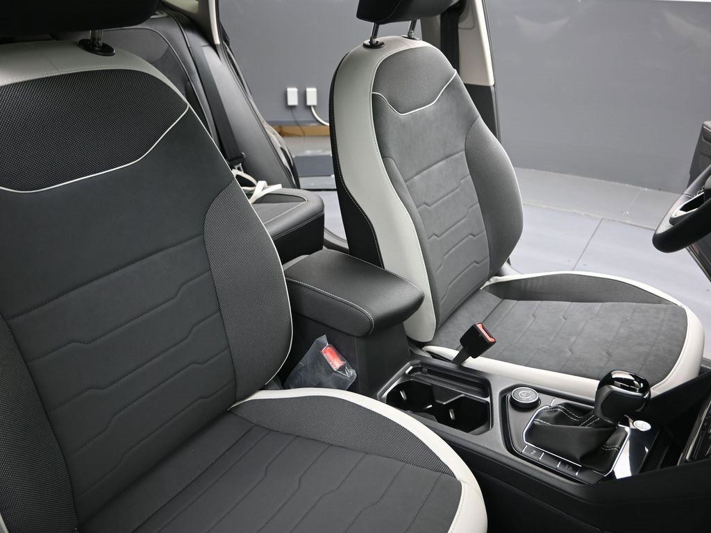 New 2025 Volkswagen Taos SE image 13