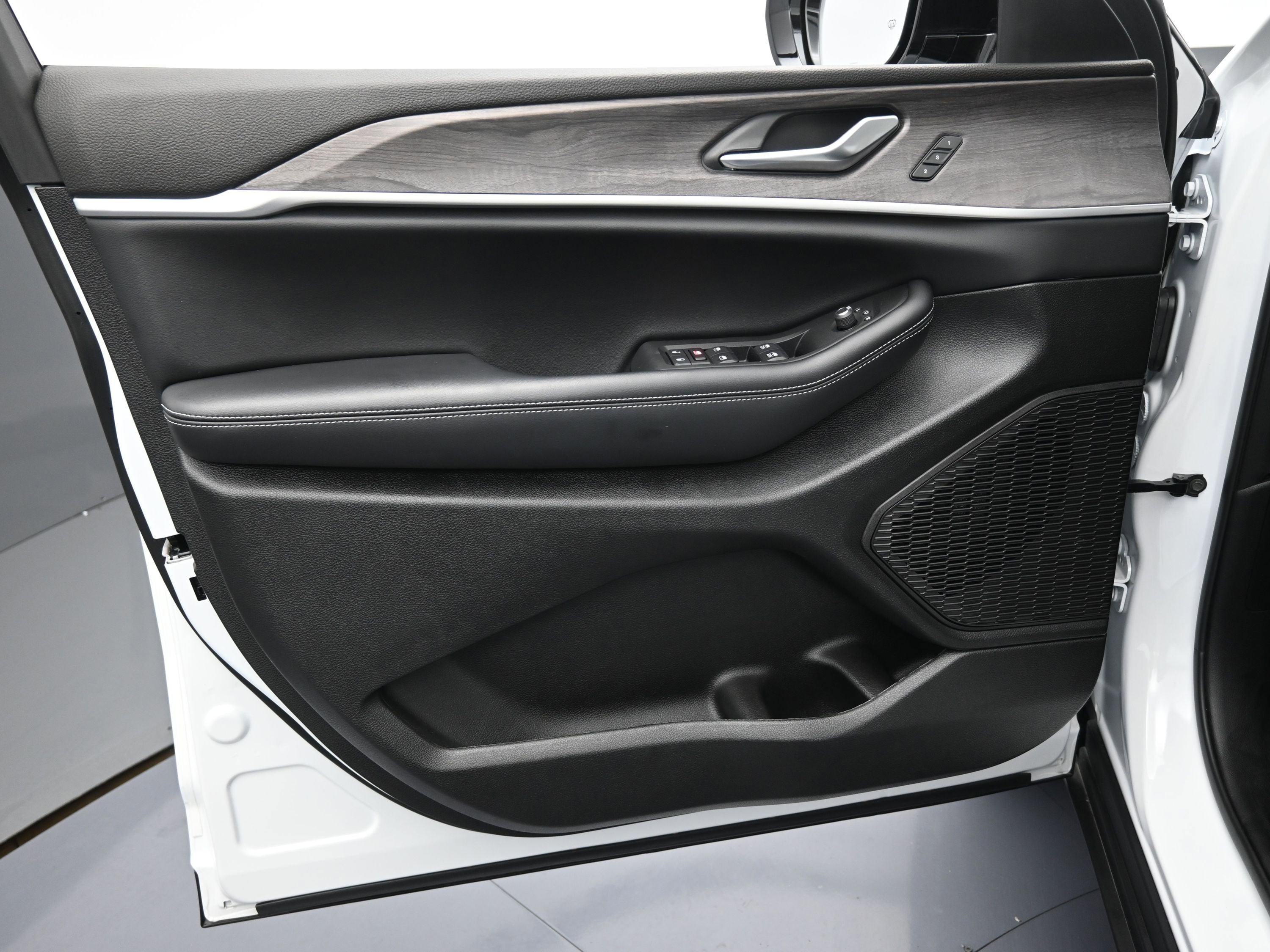 Used 2025 Jeep Grand Cherokee L Limited image 18