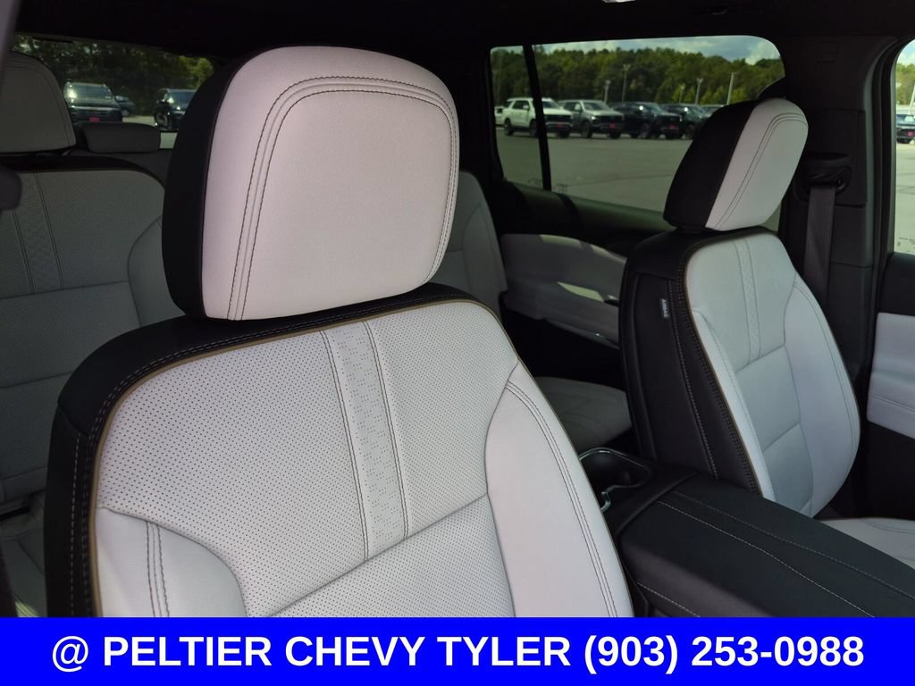 Used 2025 Chevrolet Traverse High Country FWD image 13