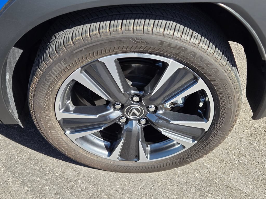 Used 2022 Lexus UX 200 w/ Accessory Package (Z1) FWD image 5