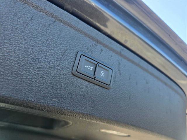 Used 2023 Audi Q5 e Premium w/ Convenience Package image 18