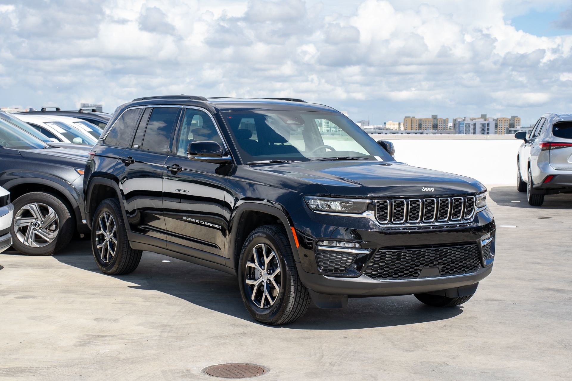 Used 2025 Jeep Grand Cherokee Limited image 4