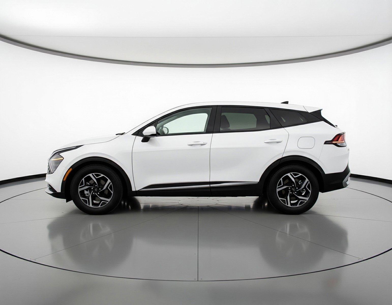 Used 2025 Kia Sportage LX image 5