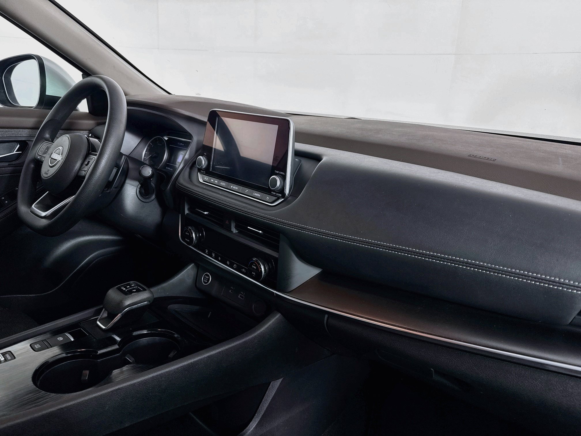 Used 2023 Nissan Rogue SV FWD image 28