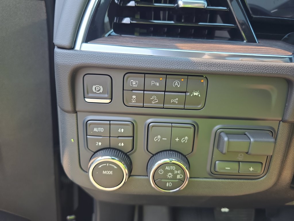 New 2026 Chevrolet Suburban Z71 w/ Comfort Package AWD/4WD image 19