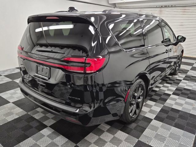Used 2025 Chrysler Pacifica Limited FWD image 6