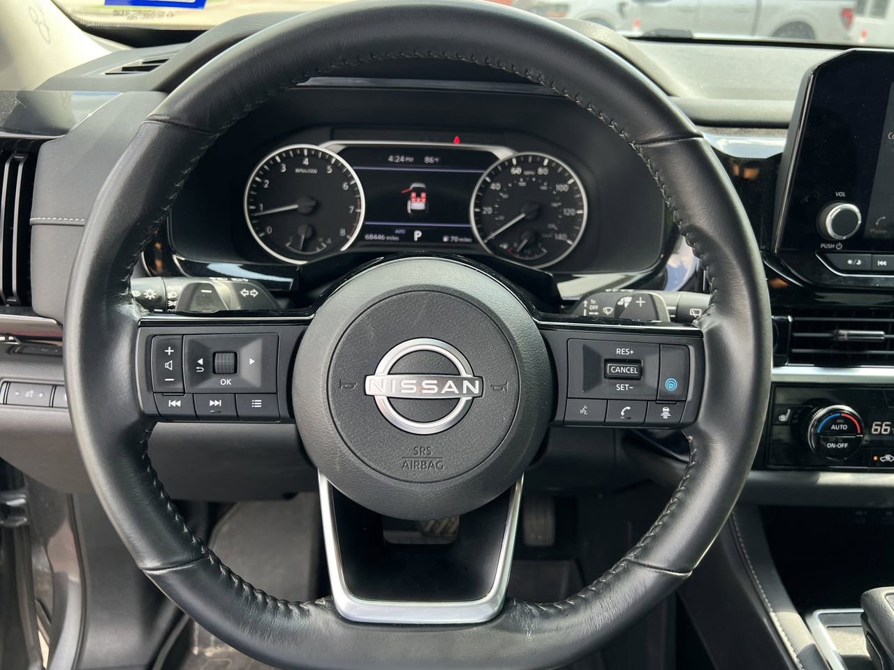 Used 2022 Nissan Pathfinder SV w/ SV Premium Package image 6