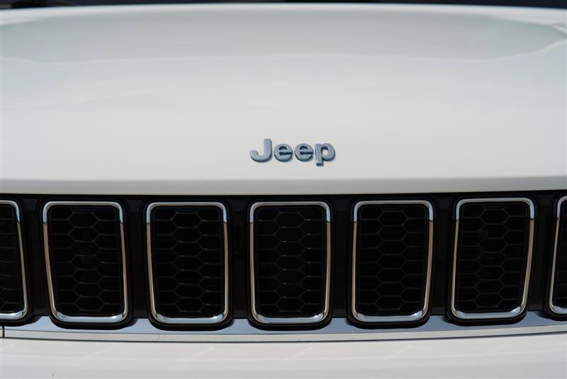 Used 2023 Jeep Grand Cherokee Overland AWD/4WD image 31