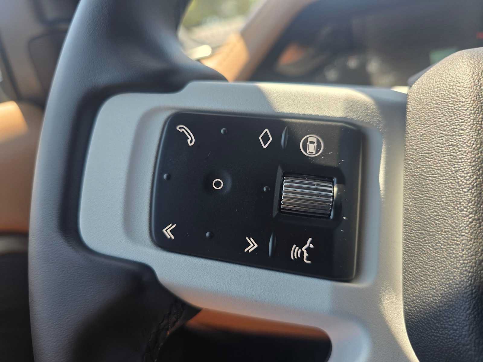 New 2026 Land Rover Defender 130 X-Dynamic SE AWD/4WD image 32